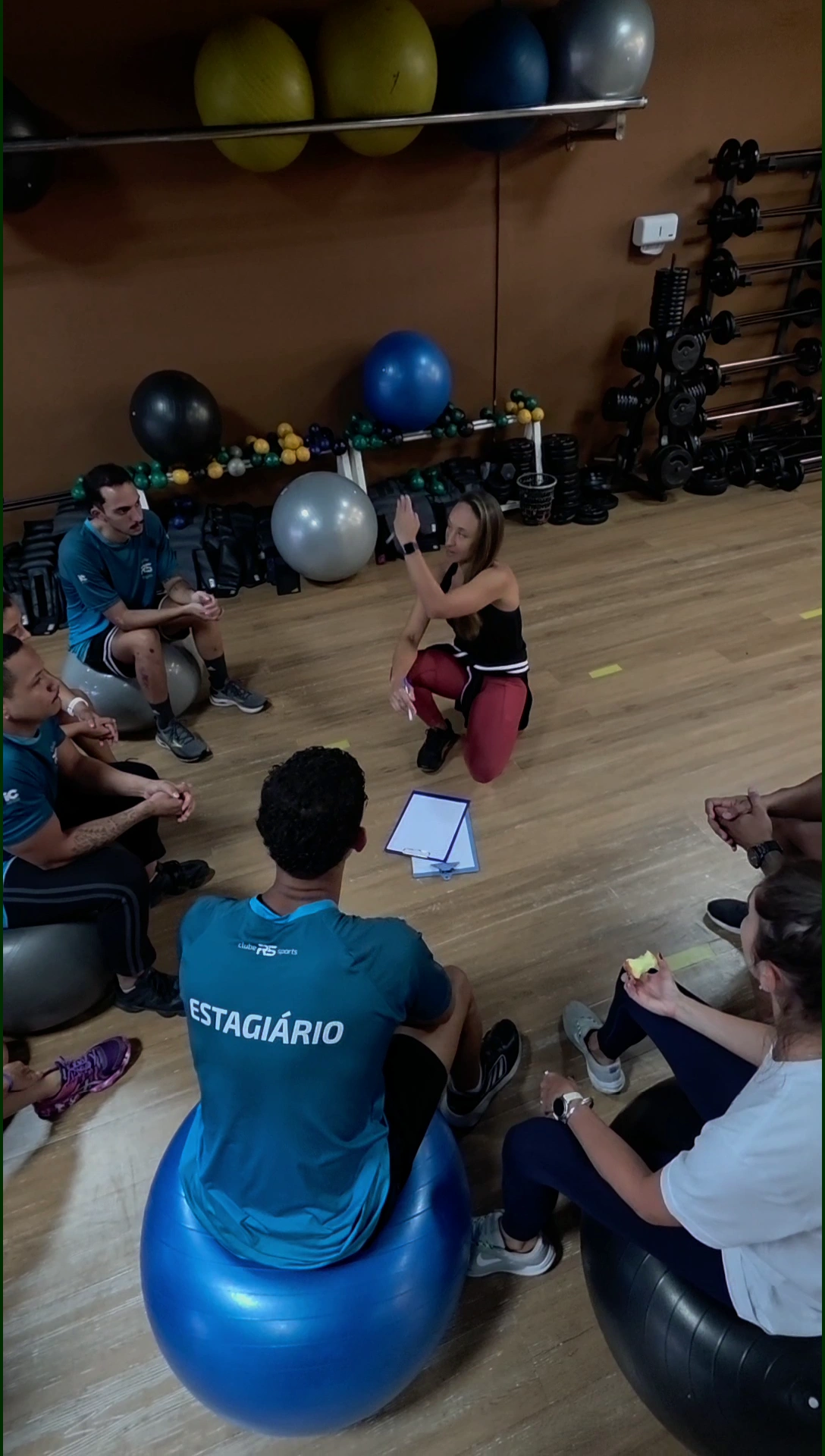 Equipe em uma academia moderna