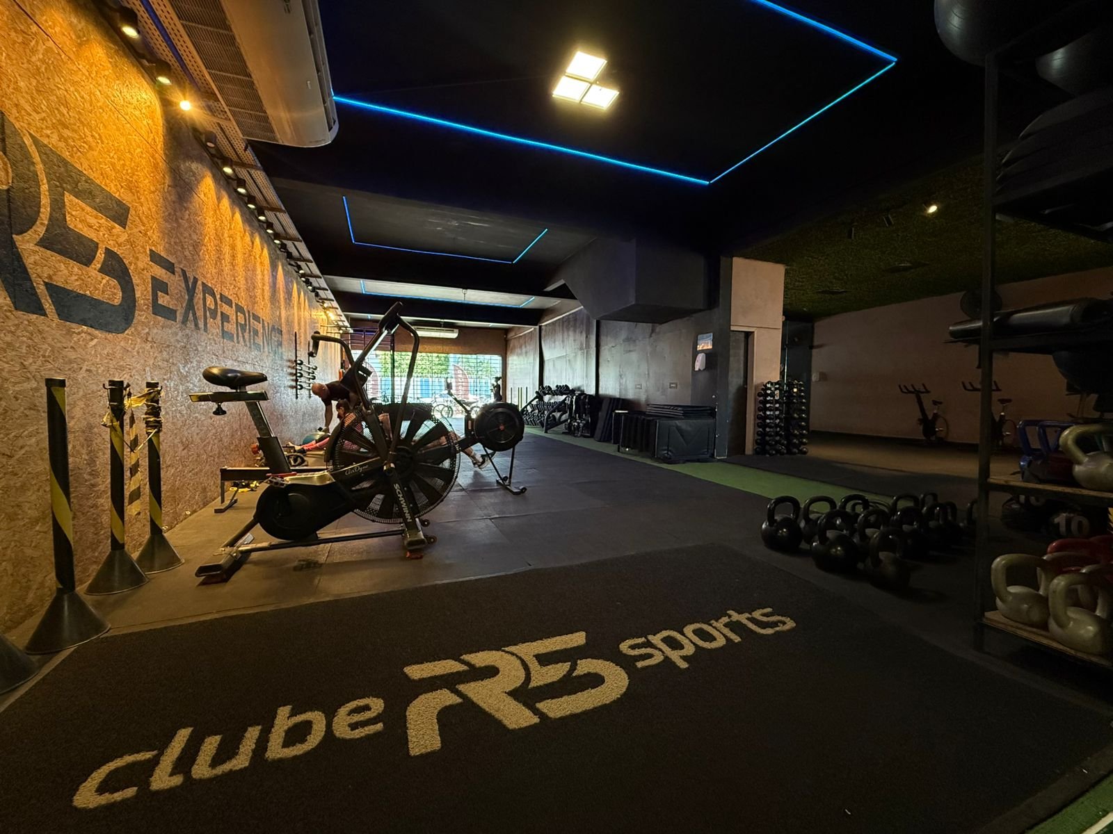 Interior do Clube R5 Sports